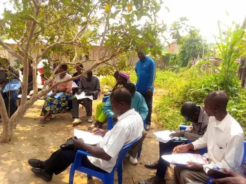 En pleine lecture de la bible en langue Zimba