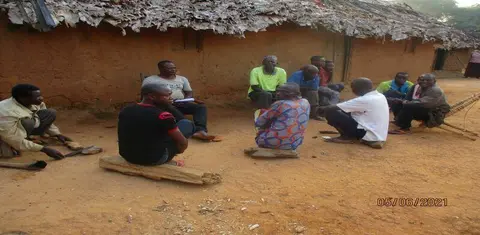 Echange entre les sages au village