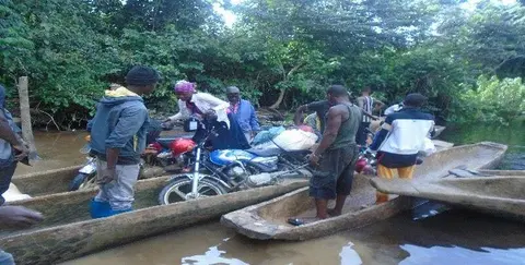 La traversé de la rivière BOLALE, en route pour les différentes formations et ateliers bibliques