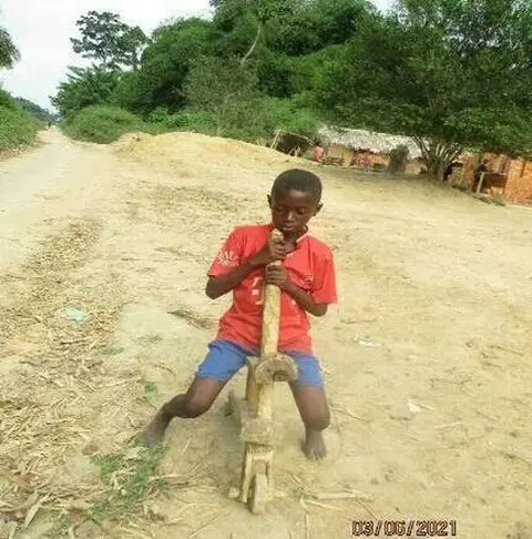 Enfant avec un vélo